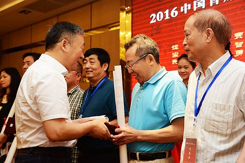 4  會(huì)上，中國酒協(xié)為首席品酒師授予了專用印章，確定首席品酒師的權(quán)威地位和作用.jpg