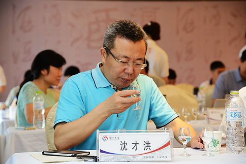 5  各位大師通過觀色、聞香、品其味等方法，對酒品進(jìn)行鑒別打分定級。.jpg