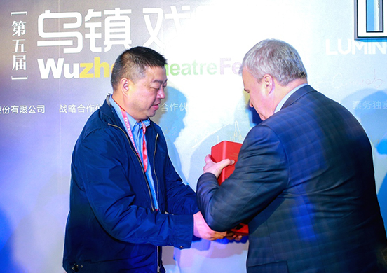 攜手《時尚先生Esquire》現(xiàn)身烏鎮(zhèn)戲劇節(jié)，國窖1573還挺潮